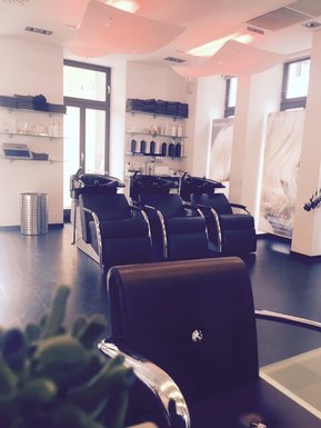 Waschbecken im Salon Hair & More